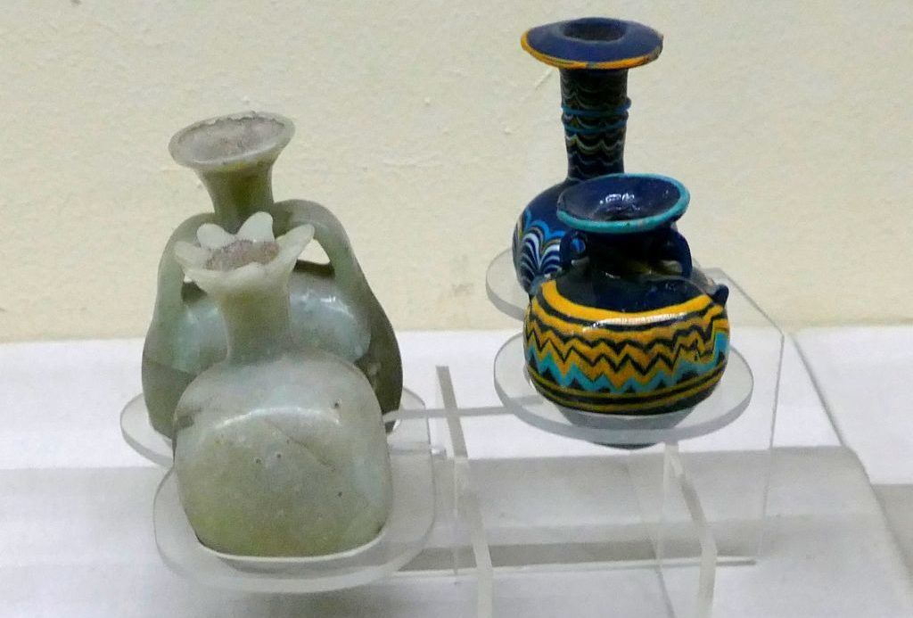 Parfümös üvegcsék az egyiptomi El-Amarna városából (Fotó: Universal History Archive/Getty Images)