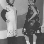 Egy 1967-es divatbemutató modelljei, papírruhákban.