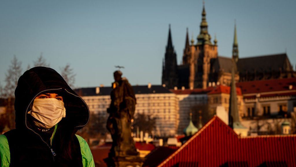 Maszkos asszony a prágai Károly hídnál (Fotó: Getty Images)