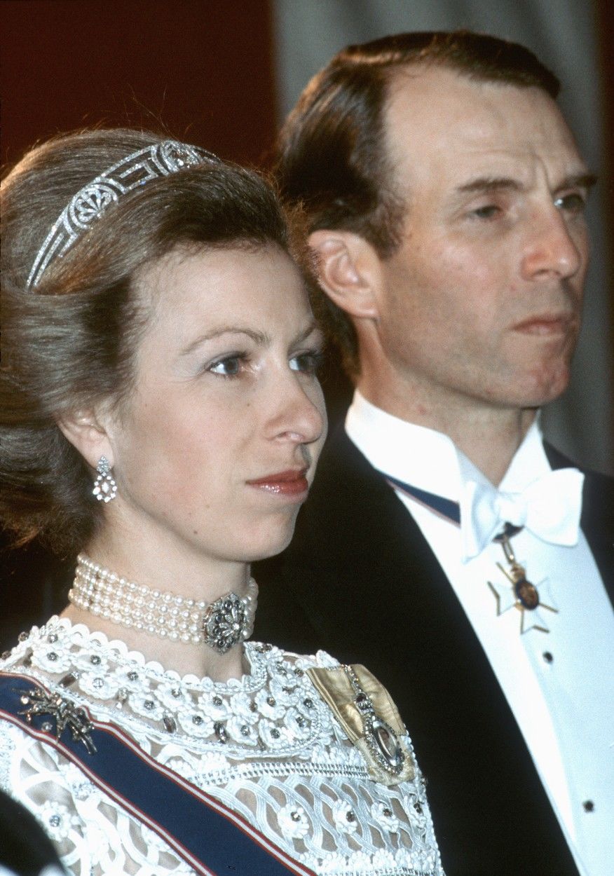 Anna hercegnő 1983-ban, ruháján a királyi családi rangjelzés.