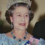 II. Erzsébet királynő, ruháján a királyi családi rangjelzéssel