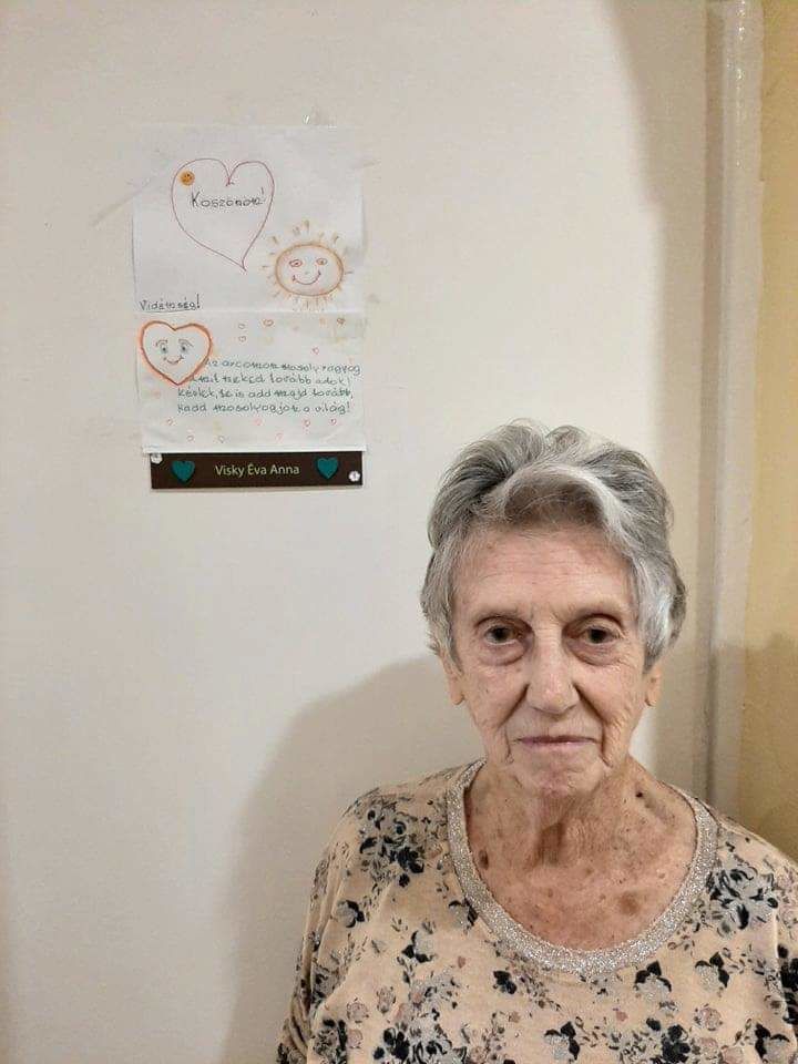 Éva minden héten kitesz a szobája ajtajára egy kedves üzenetet, hogy felvidítsa a gondozóit (Fotó: magánarchívum)&nbsp;
