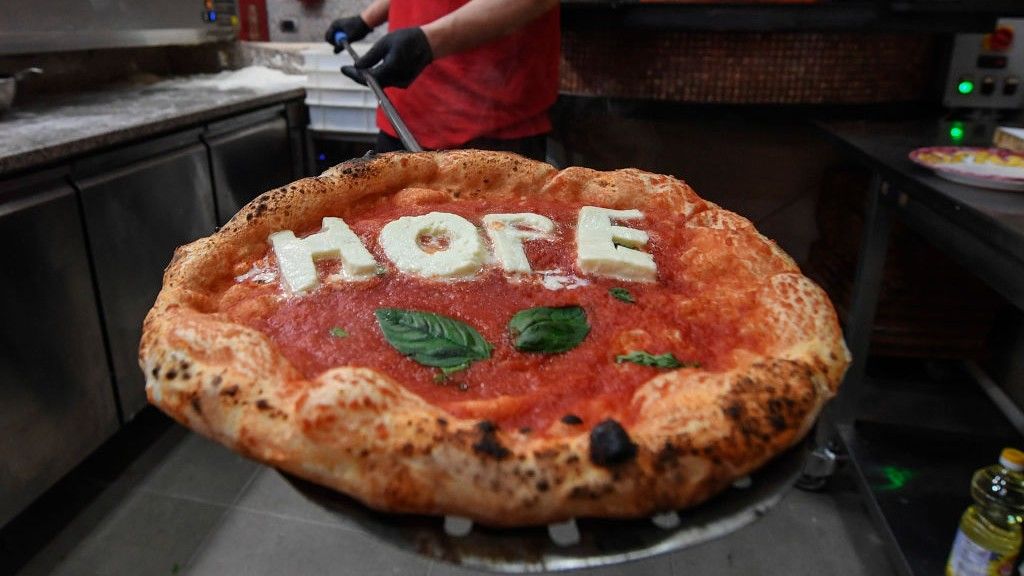 Hope, azaz remény feliratú pizza egy nápolyi pizzériában