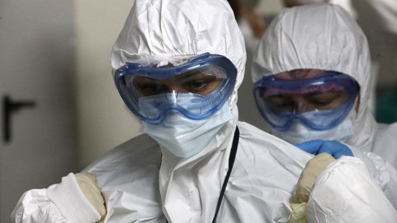 Védőfelszerelést vesznek fel a dolgozók egy orosz kórházban