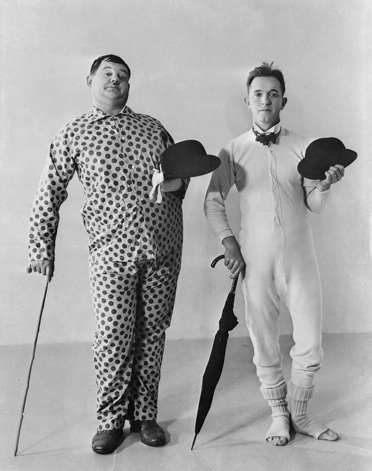 Stan és Pan, jégeralsó és pizsama. Stan Laurel fehér jégeralsót viselt nyakkendővel, Oliver Hardy pedig egy pöttyös pizsamát, ezen az 1930 környékén készült fotón.