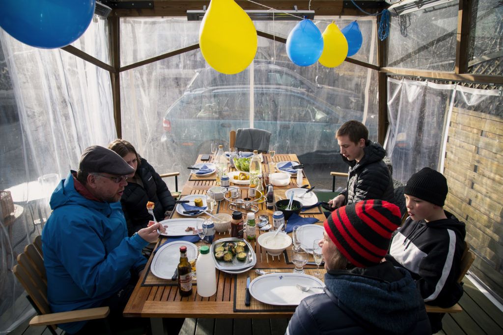 Egy svéd család ebédel egy ostersundi étteremben, a járvány idején. Svédországban nem korlátozzák a kijárást (Fotó: David Lidstrom/Getty Images)