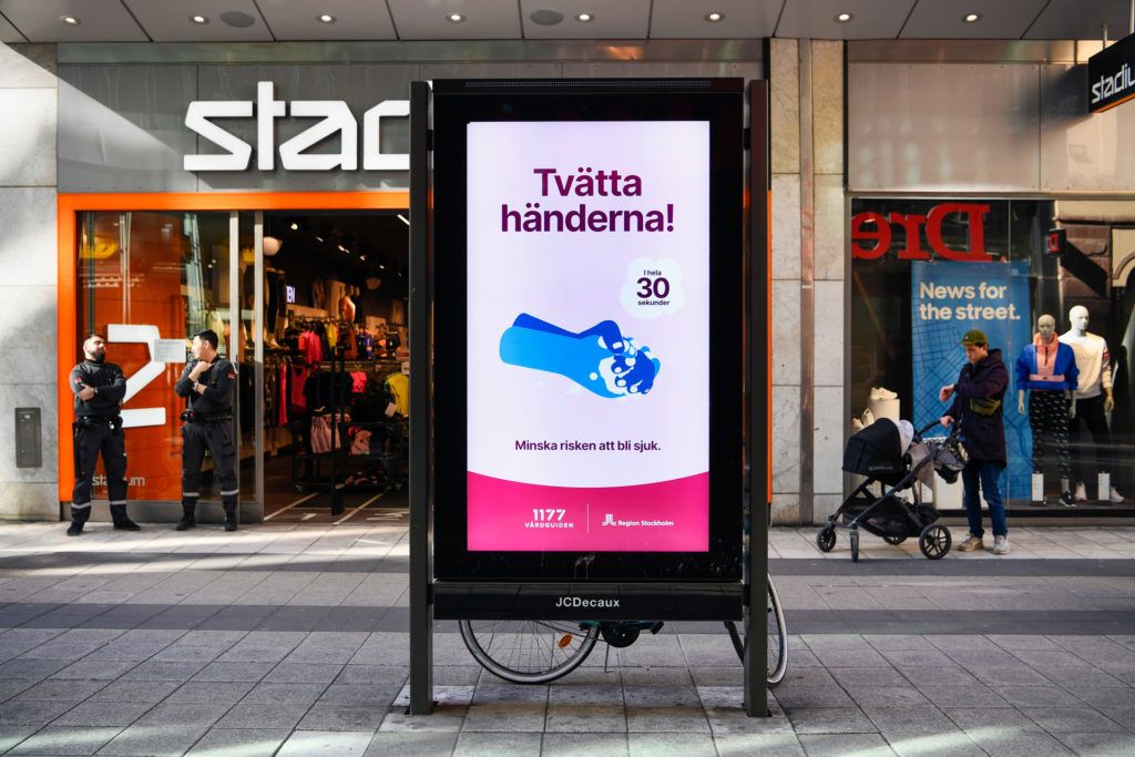 A rendszeres kézmosásra hívja fel a figyelmet egy reklámtábla Stockholmban (Fotó: Mikael Sjoberg/Bloomberg via Getty Images)