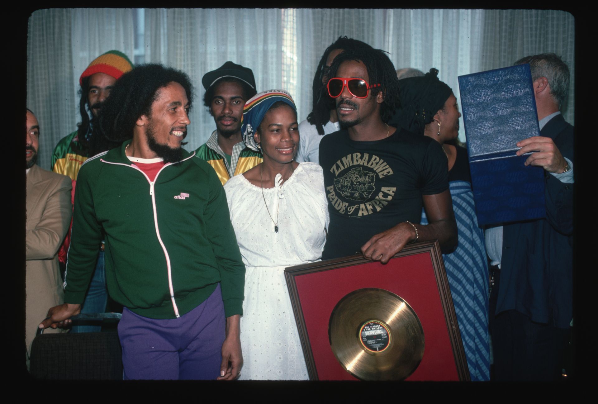 Bob Marley és Bunny Wailer az aranylemezzel, amit együttesük, a Wailers lemezeladásai miatt kaptak.
