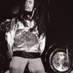 Bob Marley koncert közben, jellegzetes cipzáros melegítőfelsős szerelésében.