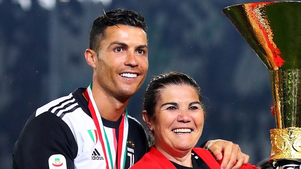 Ronaldo igen drága ajándékkal lepte meg nagybeteg édesanyját.