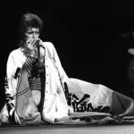 David Bowie 1973 májusában, a Ziggy Stardust turnéjának egyik koncertállomásán.