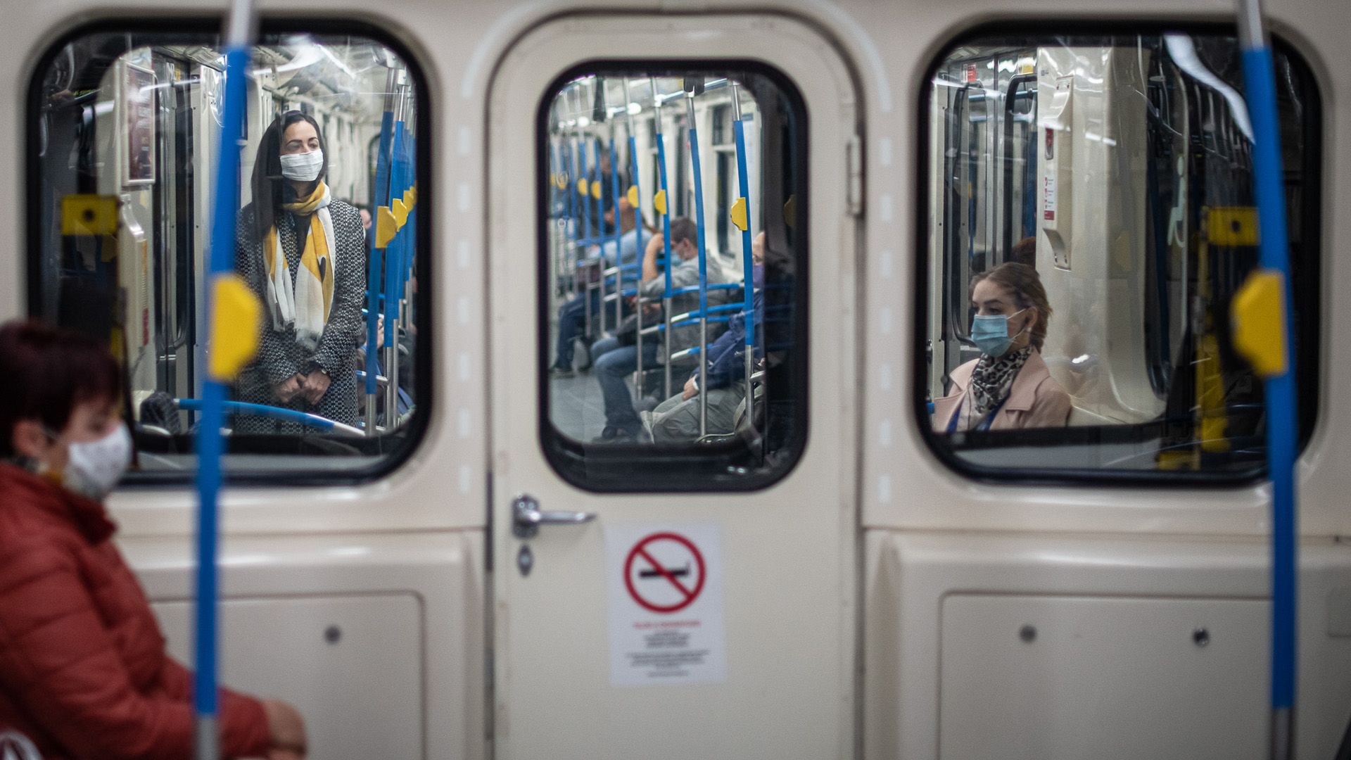 Maszkot viselő utasok a 2-es metrón