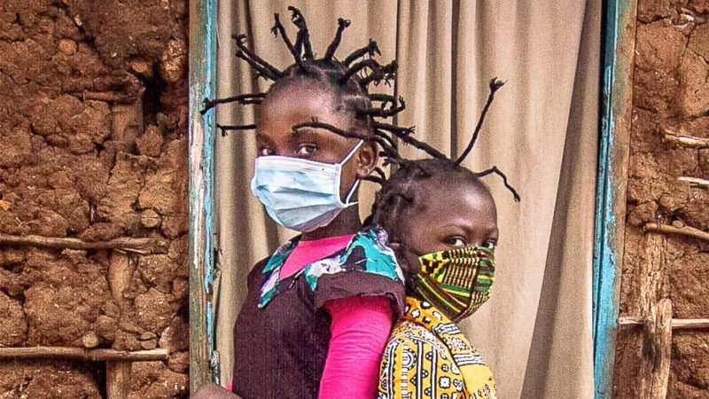 Koronavírus-frizurát viselő gyerekek Nairobiban