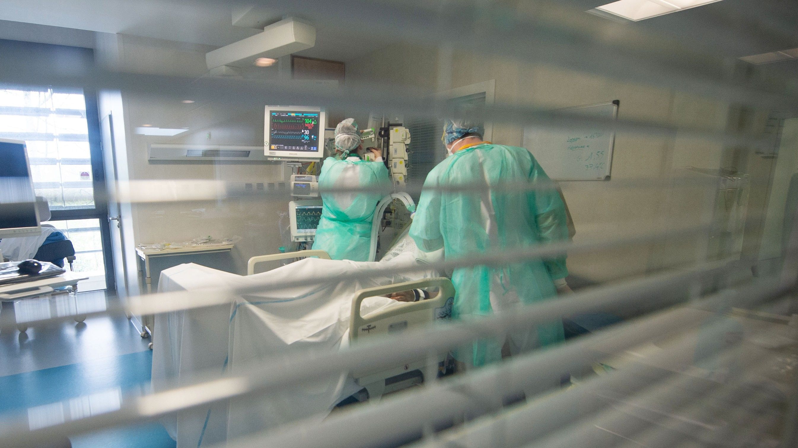Koronavírusos beteget ápolnak egy francia kórházban