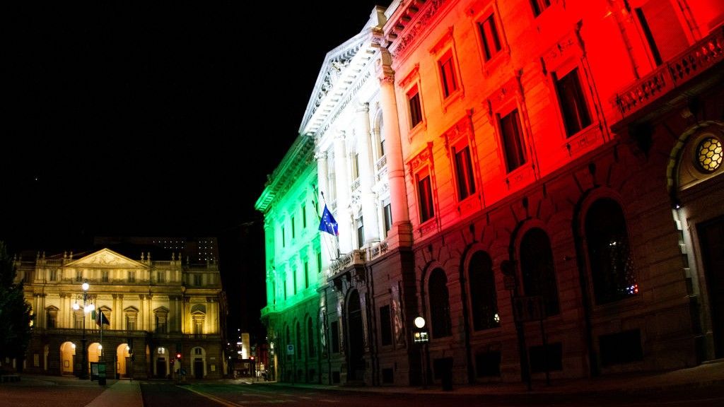 Nemzeti színű fényben a milónói Piazza della Scala