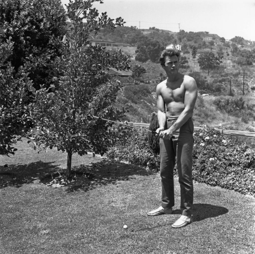 Clint Eastwood fiatalon a kertjében