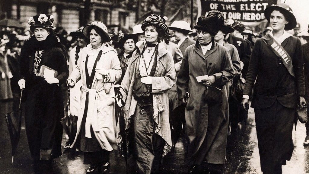 Emmeline Pankhurst vezetésével közel 50 ezer nő vonult fel azért, hogy az angol kormány nőket is alkalmazzon a lőszergyárakban. Forrás: Getty images