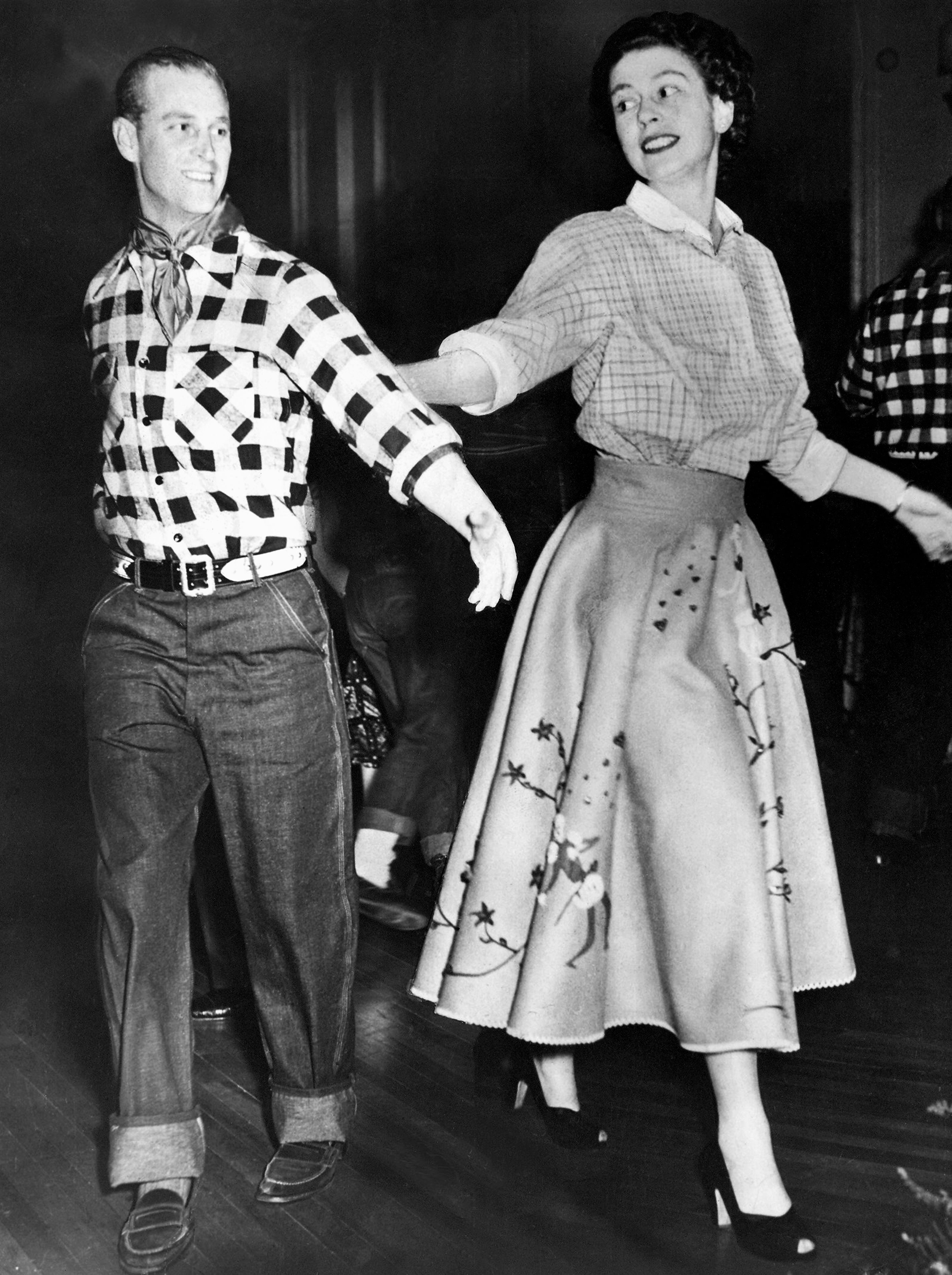 II. Erzsébet és Fülöp herceg táncolnak