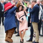 Katalin hercegné Paddington medvével táncol