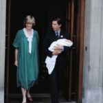 Diana hercegnő és Károly herceg az újszülött Vilmos herceggel