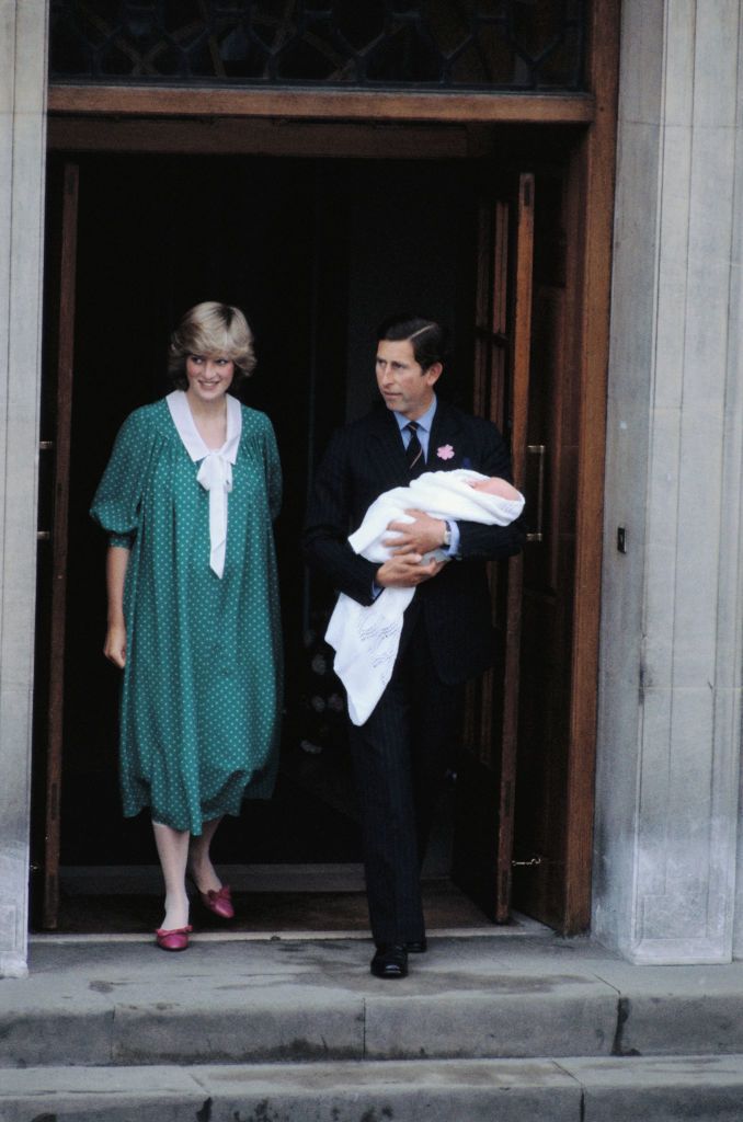 Diana hercegnő és Károly herceg az újszülött Vilmos herceggel