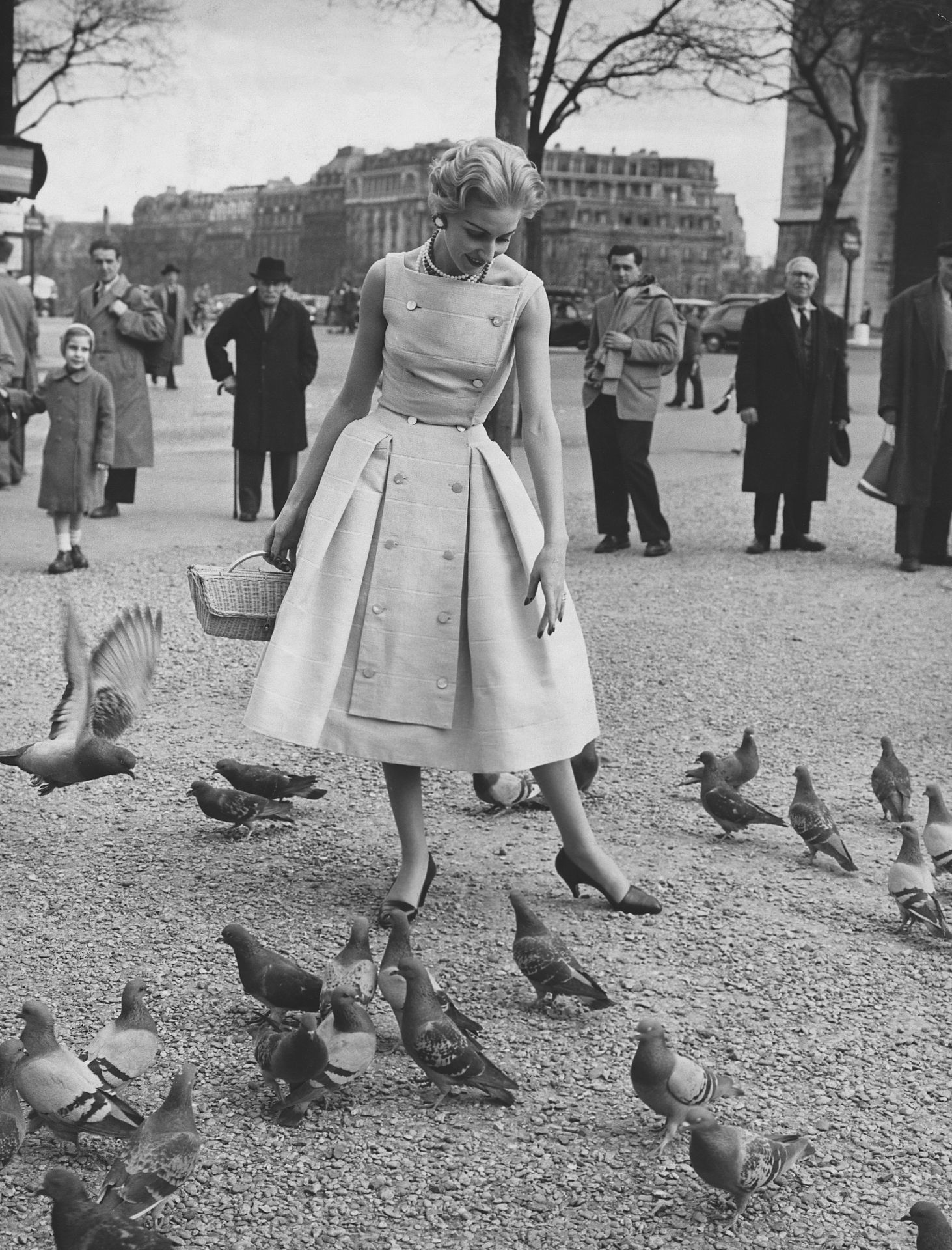 Gyorsan utánozni kezdték: Givenchy híres ujjatlan ruhájának adaptációja, melyet Polly Peck készített, 1955-ből.