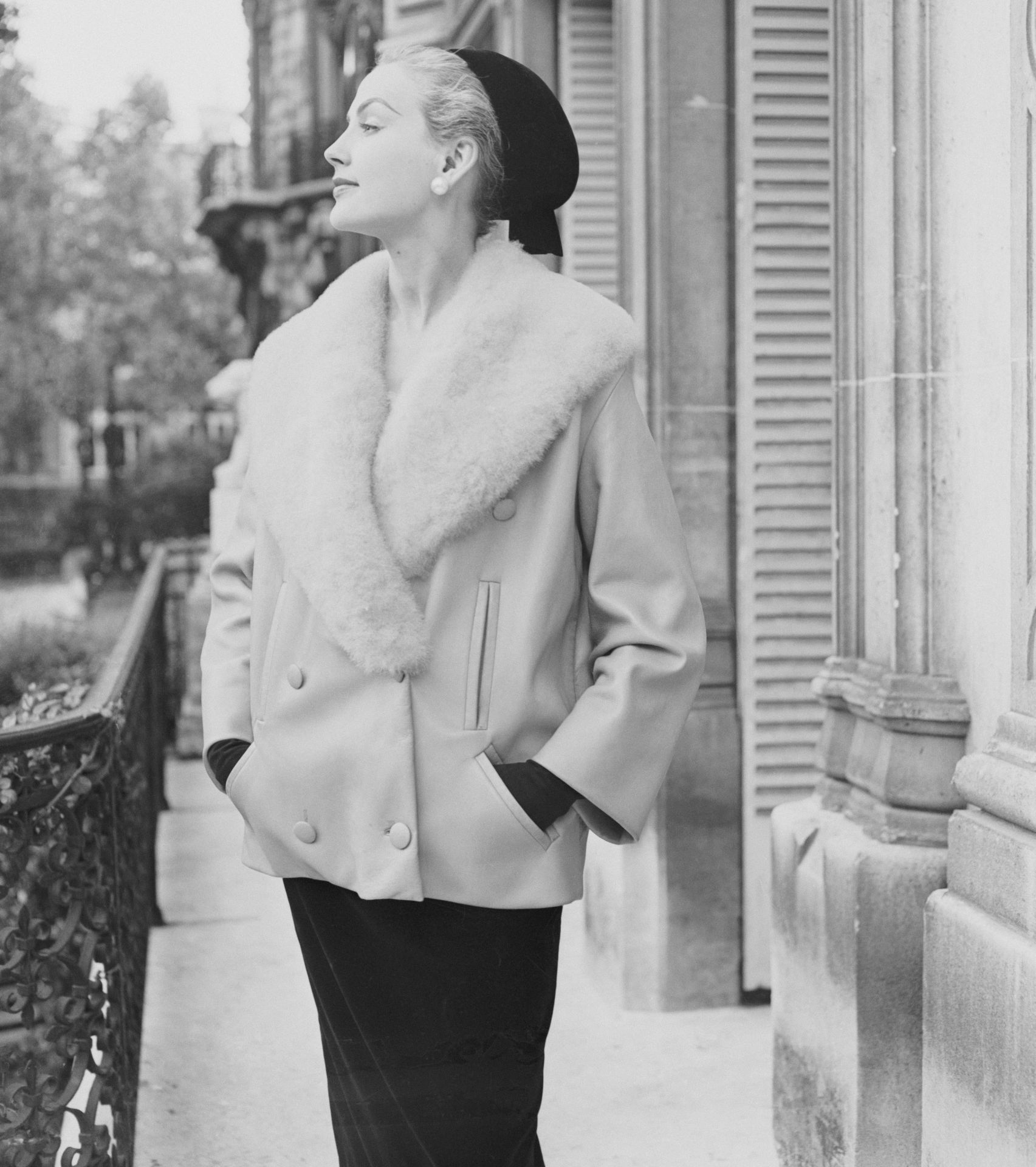Hubert de Givenchy által tervezett kabátka.