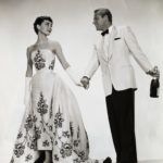 Audrey Hepburn és William Holden az 1954-es Sabrina film fotózásán, a színésznőn a híressé vált Givenchy estélyi.