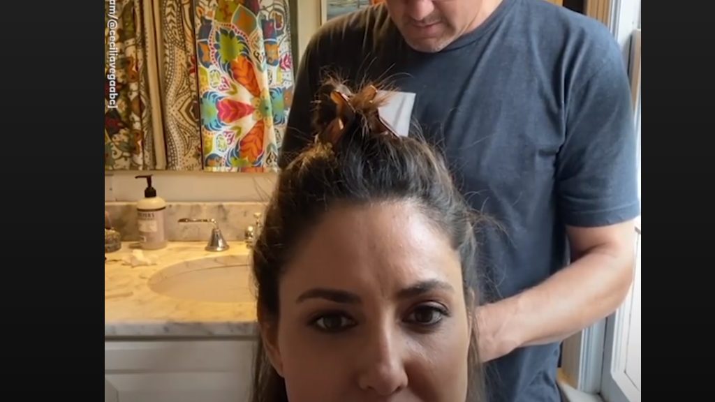 Ez történik, ha hagyod, hogy a férjed vágja le a hajadat a karanténban.