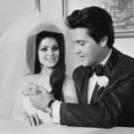 Elvis Presley felesége, Princilla gyémántköves jegygyűrűjét mutatja, esküvőjük napján, Las Vegasban.