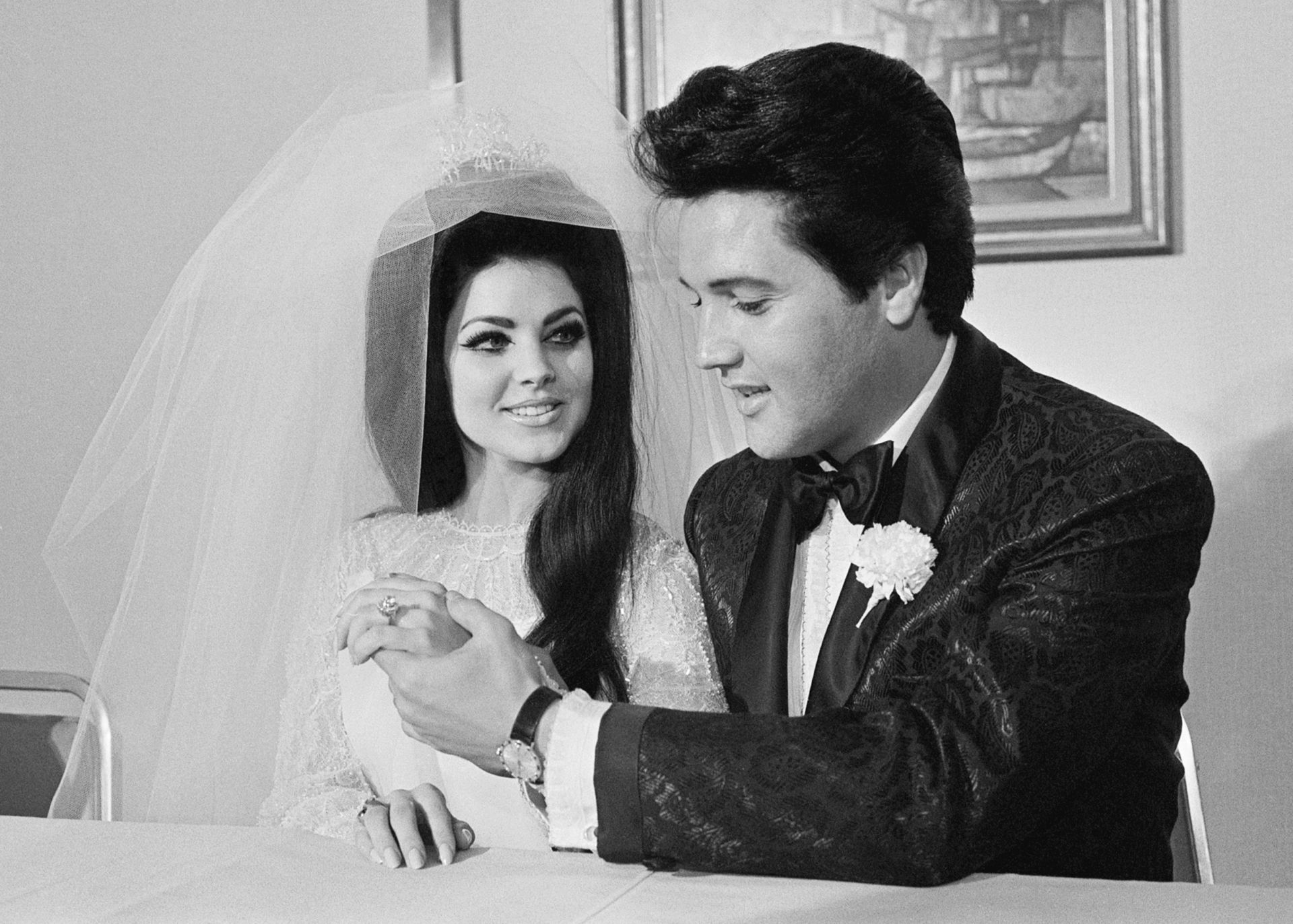 Elvis Presley felesége, Princilla gyémántköves jegygyűrűjét mutatja, esküvőjük napján, Las Vegasban.