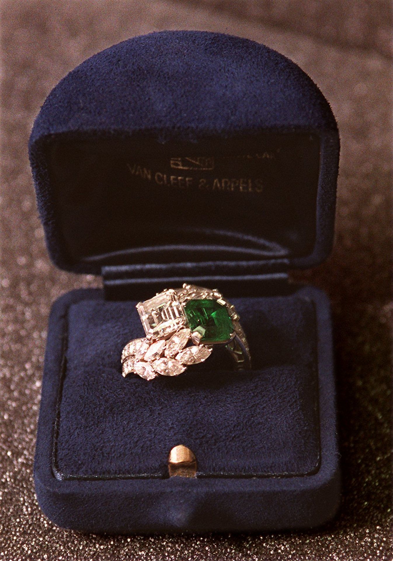 Ez a gyémánt és smaragd drágakövekkel díszített gyűrű nem más, mint amivel John Fitzgerald Kennedy megkérte Jacqueline Lee Bouvier, azaz a későbbi Jackie Kennedy kezét.