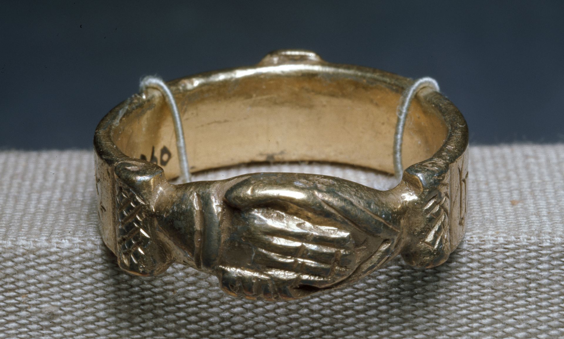 Összefonódó kezeket ábrázoló jegygyűrű a középkorból.