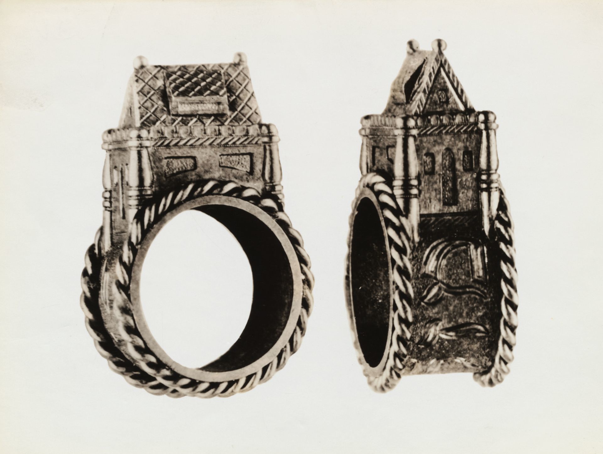 Salamon templomával díszített régi zsidő jegygyűrű.