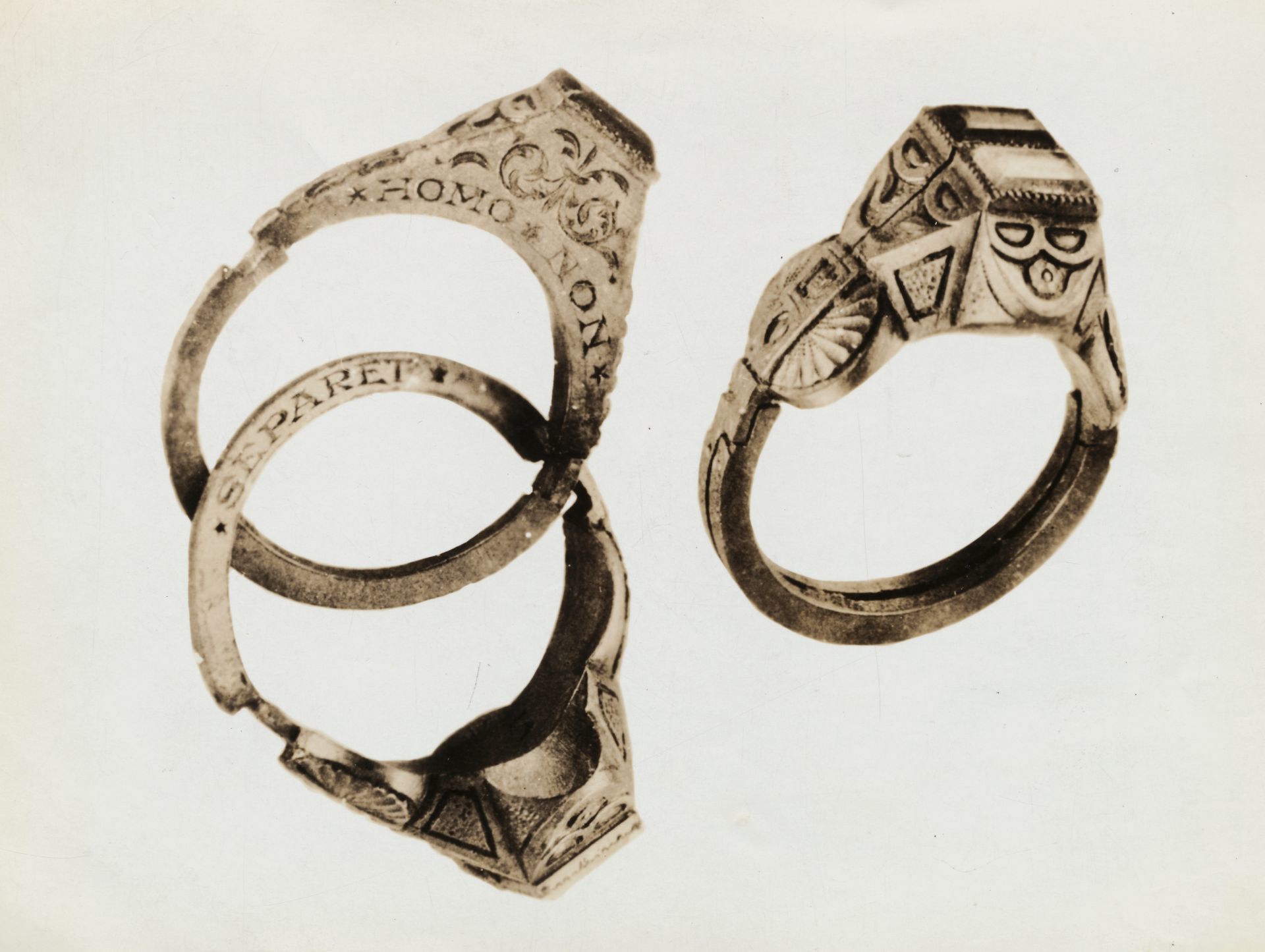 16. századi német ikergyűrű, más néven gimmel gyűrű, rajtuk az ismert bibliai idézettel: "Amit Isten egybekötött, ember szét ne válassza."