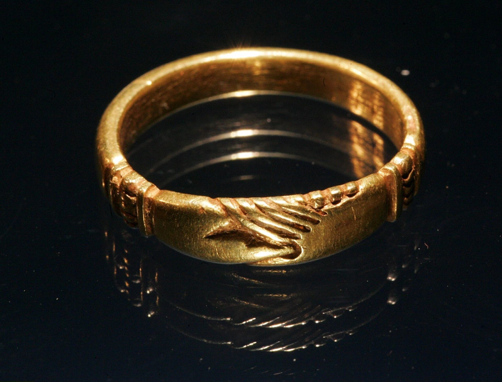 13. századból származó, arany jegygyűrű.