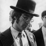 John Lennon 1967 szeptember 13.-án, autogram osztogatás közben.