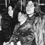 John Lennon, ötéves fia Julian és Yoko Ono.