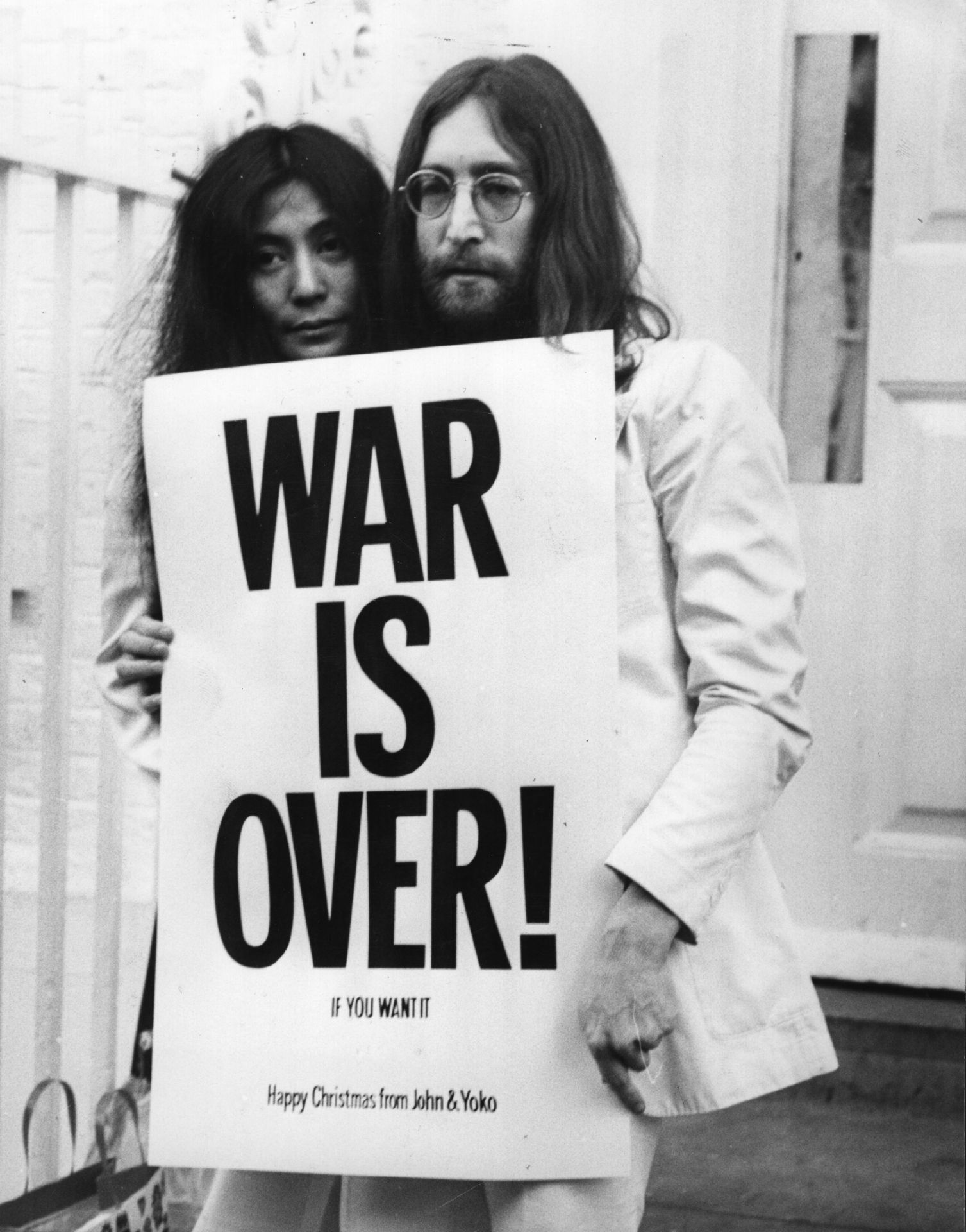 John Lennon és Yoko Ono a vietnámi háború ellen tüntető plakáttal.