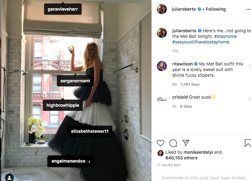 Julia Roberts a Met-gálás ruhájában mászott a habos fürdőkád peremére