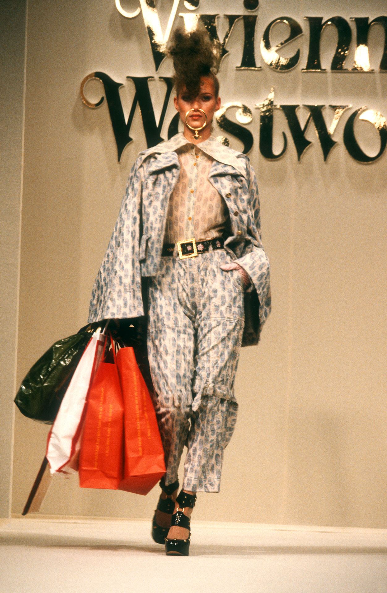 Kate Moss Vivienne Westwooddivatbemutatóján 1994-ben.