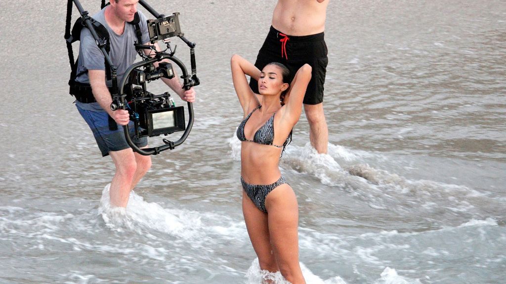 A tengerparton pózol Kelly Gale a kamerának