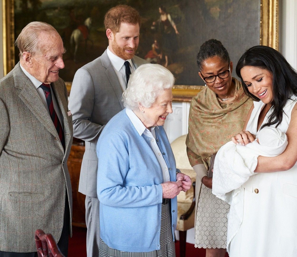 Harry herceg a nagyszüleivel, Erzsévet királynővel és Fülöp herceggel, valamint Meghan MArkle és az édesanyja, Doria Ragland együtt örültek Archie születésének