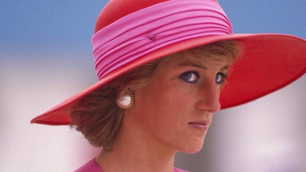 Diana hercegnő pink kalapban