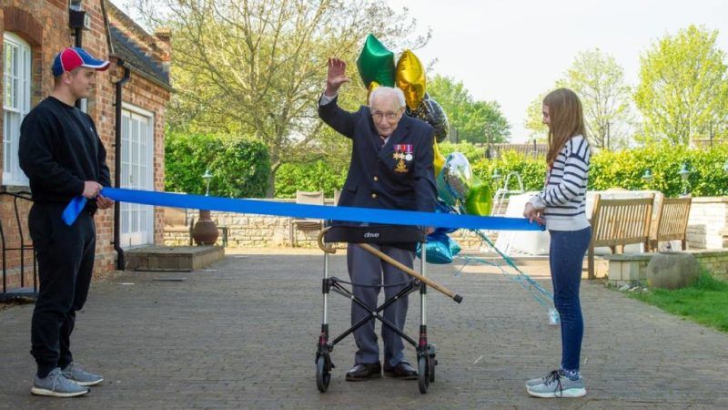 A 100 éves Tom Moore jótékonyságból gyalogolt