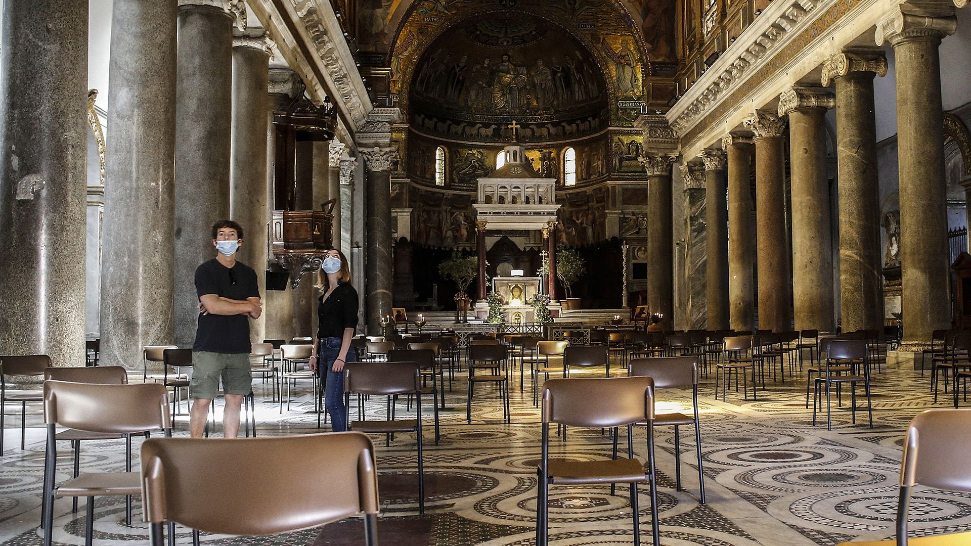 Egymástól biztonságos távolságra elhelyezett székek a Szent Mária-bazilikában