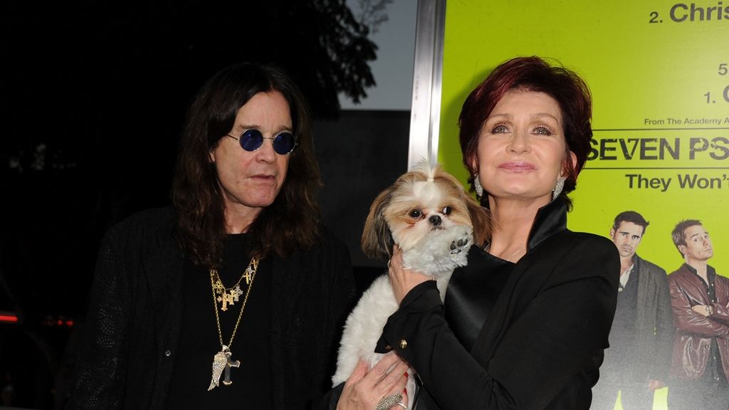 A nagybeteg Ozzy Osbourne nyolc kutyájával osztja meg hitvesi ágyát.