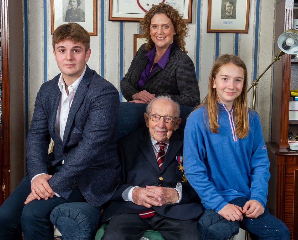 A 100 éves Tom Moore és családja