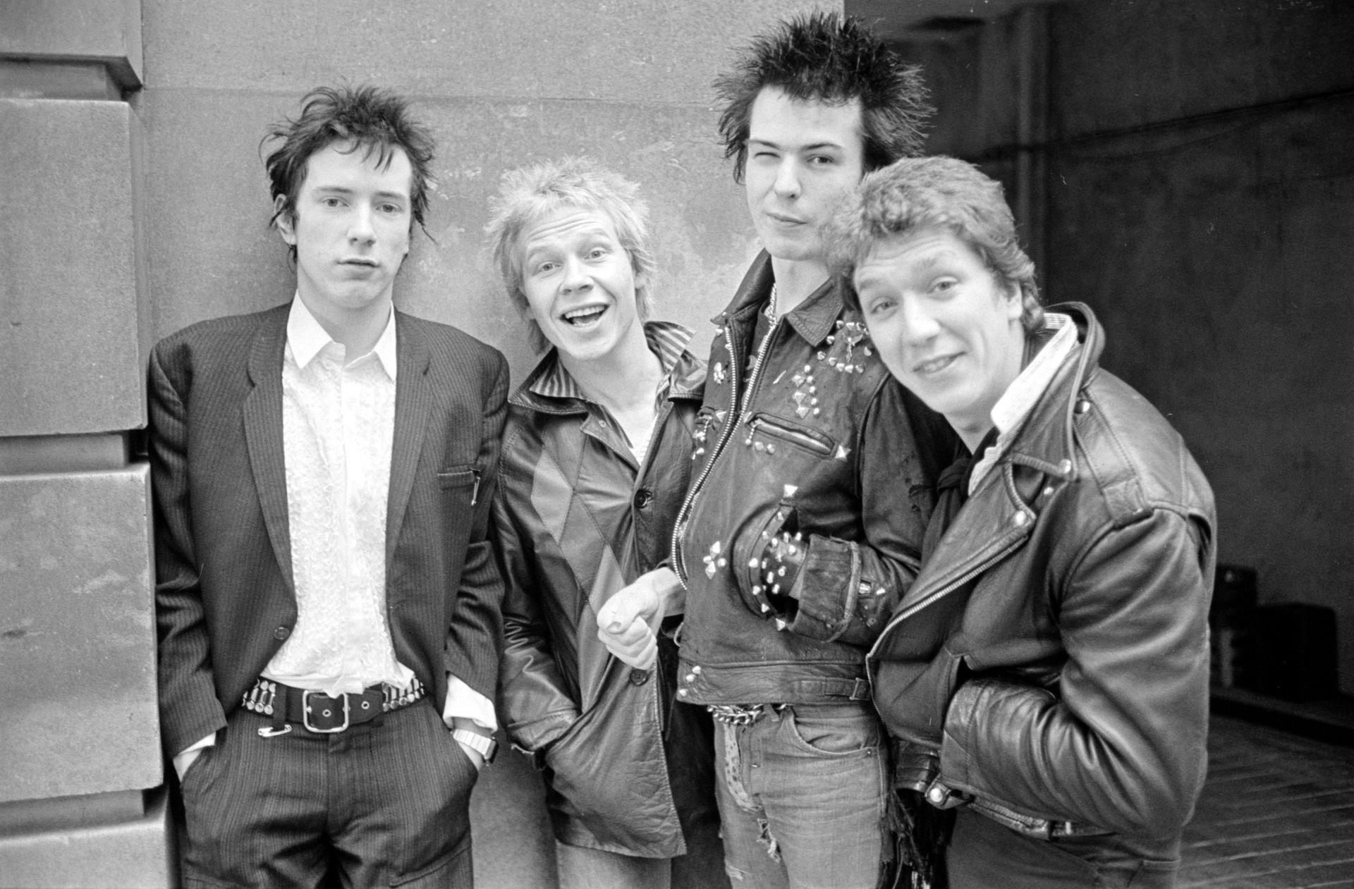 A Sex Pistols tagjai: John Joseph Lydon, művésznevén Johnny Rotten, Paul Cook, John Simon Ritchie, művésznevén Sid Vicious, és Steve Jones.