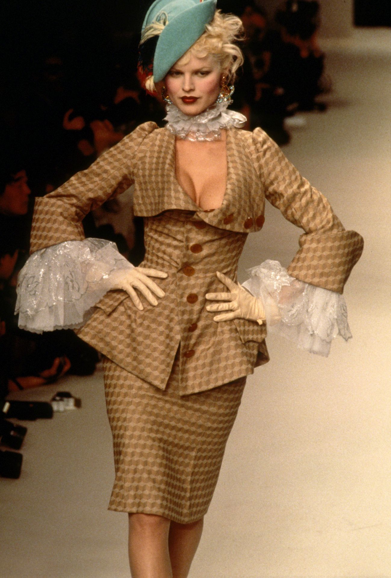 Eva Herzigova Vivienne Westwood divatbemutatóján 1995-ben.